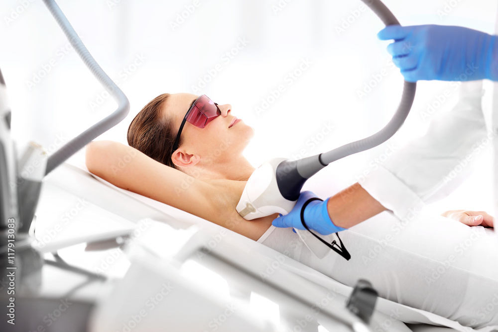 Depilacja laserowa pach. Kobieta na zabiegu depilacji laserowej - obrazy, fototapety, plakaty 