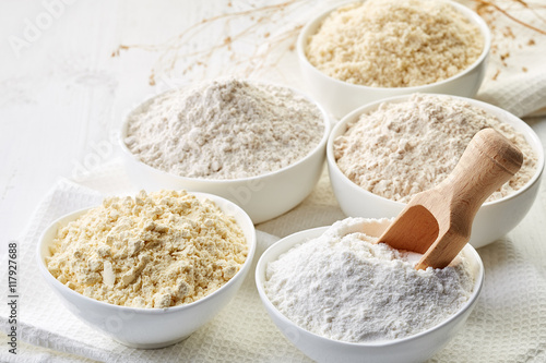 Fotografía Bowls of gluten free flour