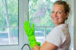© Racle Fotodesign - hausfrau trägt gummihandschuhe