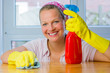 © Racle Fotodesign - fröhliche hausfrau beim putzen