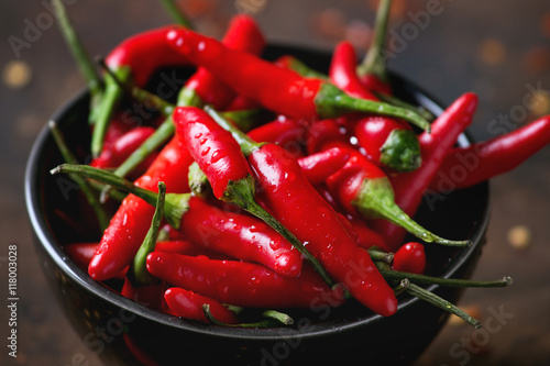 Cuadros en Lienzo Montón de pimientos rojos picantes