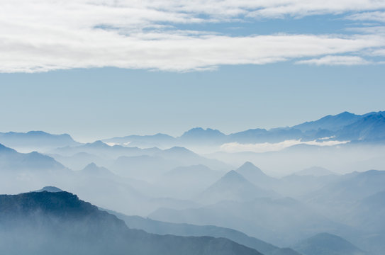 Fototapete - Berglandschaft im Nebel - Picos de Europa in Asturien (Spanien)