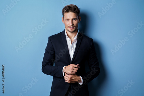 Fotografía Apuesto hombre llevar traje negro