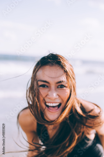 Zdjęcie XXL Ona świetnie się bawi na plaży