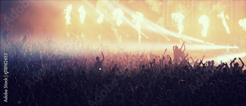 Plakat Tłum przy koncertowymi i zamazanymi scen światłami