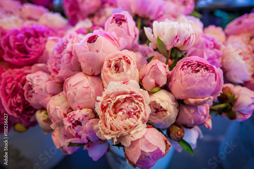 Foto Bouquet of peony flowers on the farmers Pike market, shallow depth of field