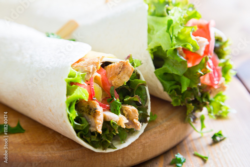 Fotografía Meat and vegetables wrapped in a tortilla