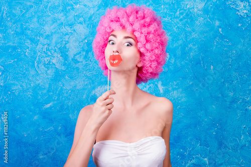 Fotografía Comic image with female / women / adult with pink wig and big lips on blue backg
