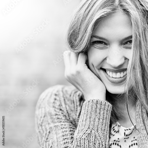 plenerowy-portret-piekna-usmiechnieta-mloda-kobieta