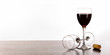 Rotweingläser und Korken auf schwarzem Holztisch vor weißem Hintergrund. Makro, Panorama