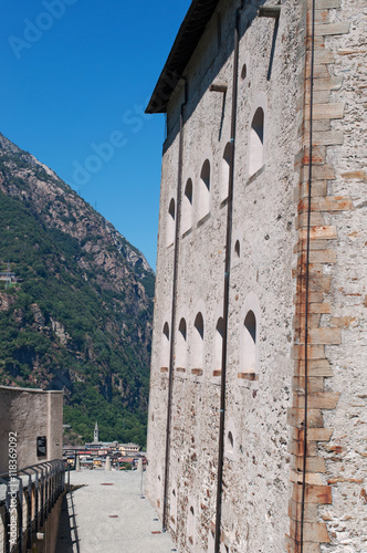 Fotomural Bard: vista del Forte di Bard il 29 luglio 2016
