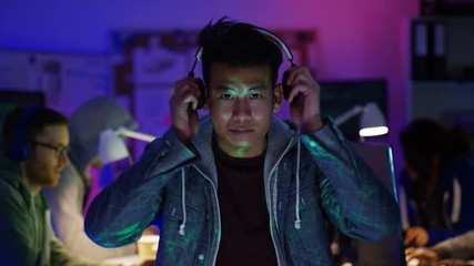 Wall Mural -  Portrait of young male gamer in front of computer
