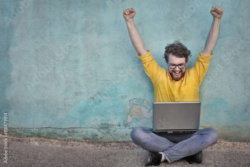 Fotografía Hombre de júbilo usando una computadora portátil