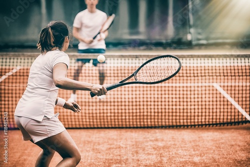 Fototapety Tenis  tenisisci-grajacy-mecz-na-korcie