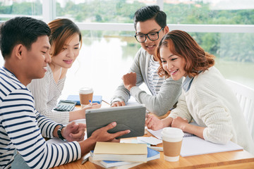 Canvas Print - Male student conducting presentation with tablet computer