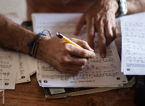 Obraz na PCV Man who is learning to read sheet music
