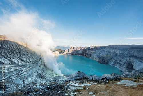 panoramiczny-kawah-ijen-popularny-punkt-zwrotny-w-indonesi