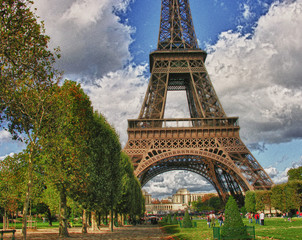 Fototapete - Clouds over Eiffel Tower in Paris