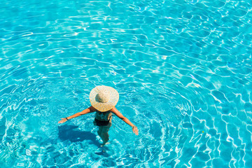 Poster - Woman with hat at the pool