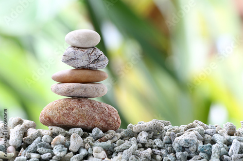 Akustikstoff - Balance stone on pile rock with garden background. (von meepoohyaphoto)