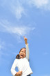 © hanapon1002 - 青空で指さす女の子