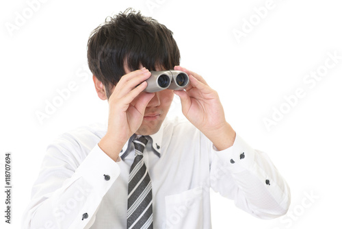 双眼鏡を覗く男性 Stock Photo Adobe Stock 双眼鏡を覗く男性 Stock Photo Adobe Stock