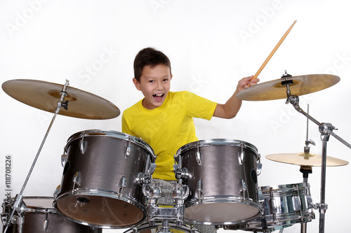 Plakat Szczęśliwa młoda chłopiec bawić się bębeny