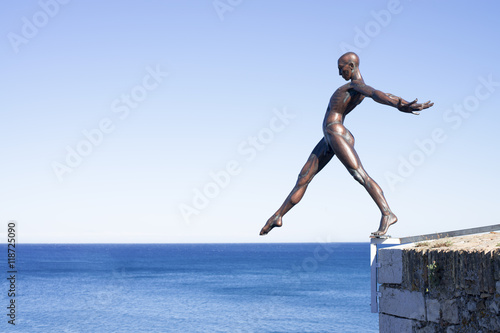 Fotomural man woman. bronze sculpture in Antibes.