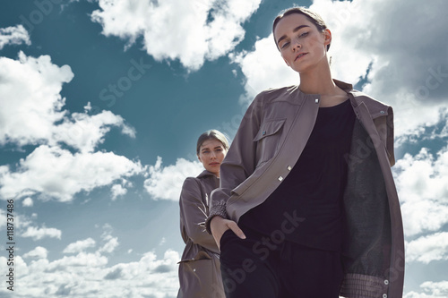 Láminas Moda estilo callejero ropa casual para mujer paseo