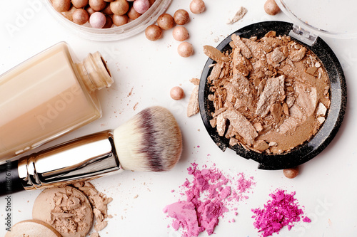 Fotografía Cosméticos de maquillaje aislados sobre fondo blanco