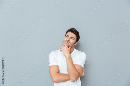 Fotografía Pensive attractive young man smiling and thinking