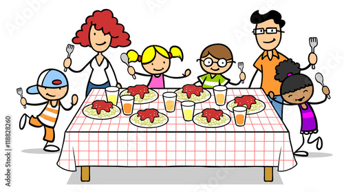 Familie und Kinder an Tisch mit Spaghetti Stock