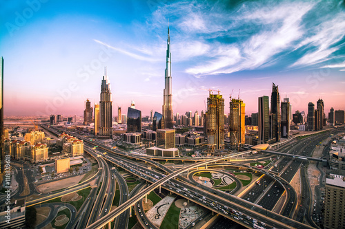 Fotografía Dubai skyline with beautiful city close to it's busiest highway on traffic