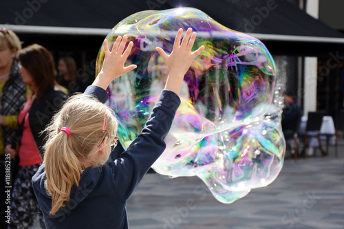 Fényképezés  Mädchen fängt riesige Seifenblase