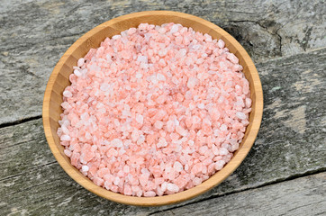 Wall Mural - Pink salt in a bamboo bowl