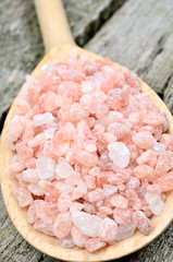 Wall Mural - Himalayan pink salt in a spoon