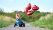 Ausflug mit dem Spielzeugauto, kleines Mädchen mit Tretauto