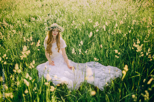 Jeune fille dans une robe blanche dans la prairie Poster Mural XXL