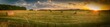 Landschaft im Sommer, Sonnenuntergang, abgeerntete Getreidefeld mit Strohballen, Panorama