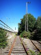 Strahlend blauer Himmel über einer schönen alten Bahnlinie mit rostigen Gleisen in Münster in Westfalen
