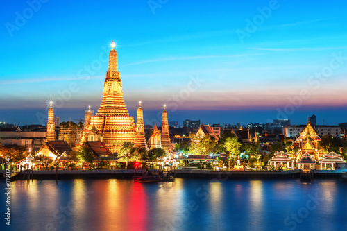 Fotografía Night view of Wat Arun, Temple of Dawn, in Bangkok, Thailand