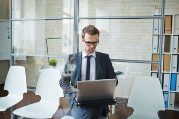 Canvas Print - Businessman with laptop