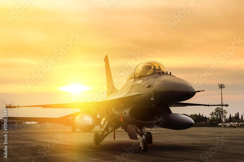 mysliwiec-f16-sokola-zaparkowany-na-zachodzie-slonca