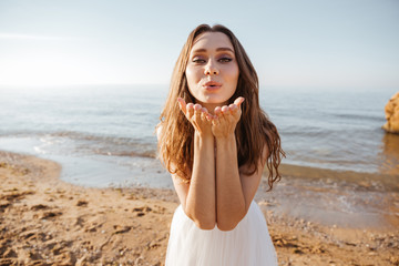 Canvas Print - Young beautiful woman in wedding dress on beach