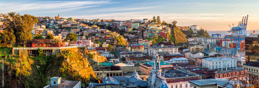 Colorful buildings of Valparaiso, Chile - obrazy, fototapety, plakaty 