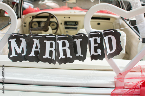 Fotografie, Obraz Just married note hanging from the car seat