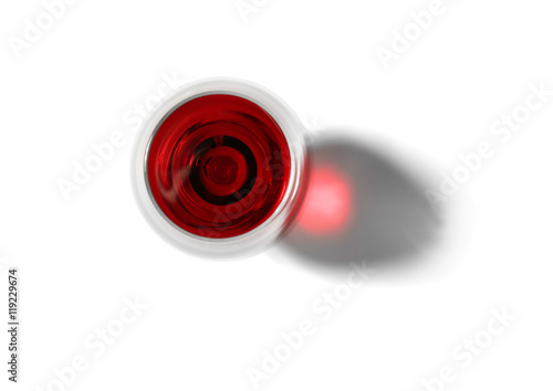 Fotomural Glass of red wine on white background