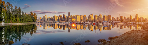 Cuadros en Lienzo Beautiful Vancouver skyline and harbor area in golden evening light, Canada
