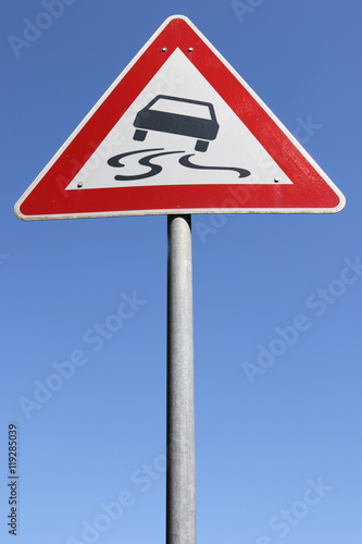 Poster Deutsches Verkehrszeichen: Schleudergefahr bei Nässe oder Schmutz