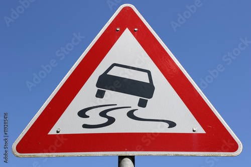 Poster Deutsches Verkehrszeichen: Schleudergefahr bei Nässe oder Schmutz